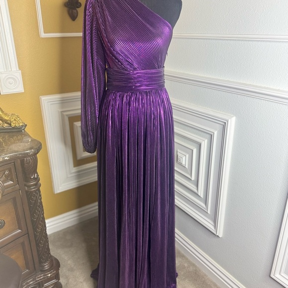 Bronx and Banco size XS
Purple Florence Gown / Elegant Purple One-Shoulder Dress - Picture 14 of 17